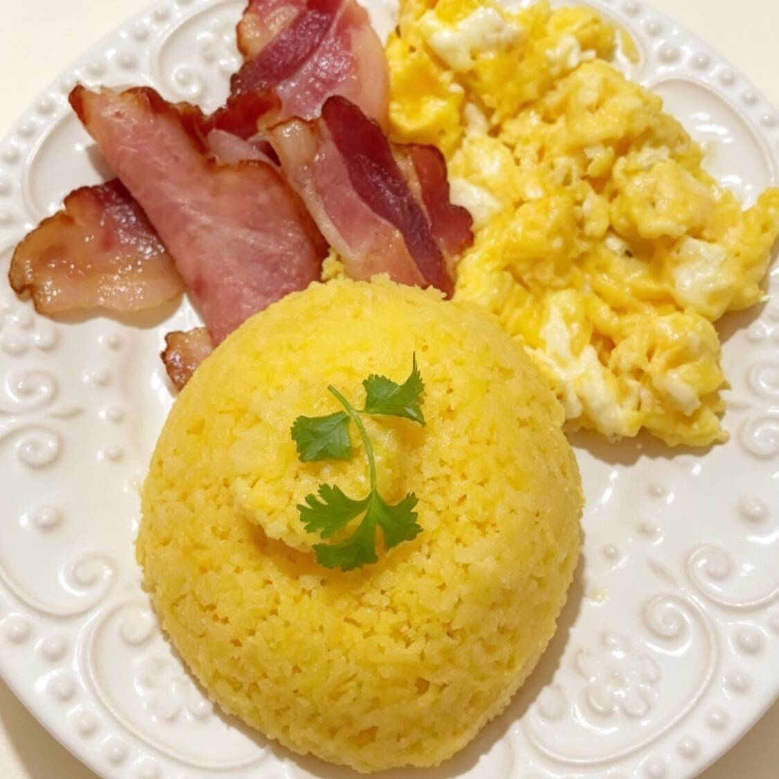 Cuscuz com 2 ovos, bacon e mussarela