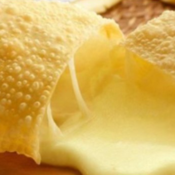 Pastel de Queijo feito com 40 g de muçarela de primeira e 1 pitada de orégano na nossa massa sequinha.