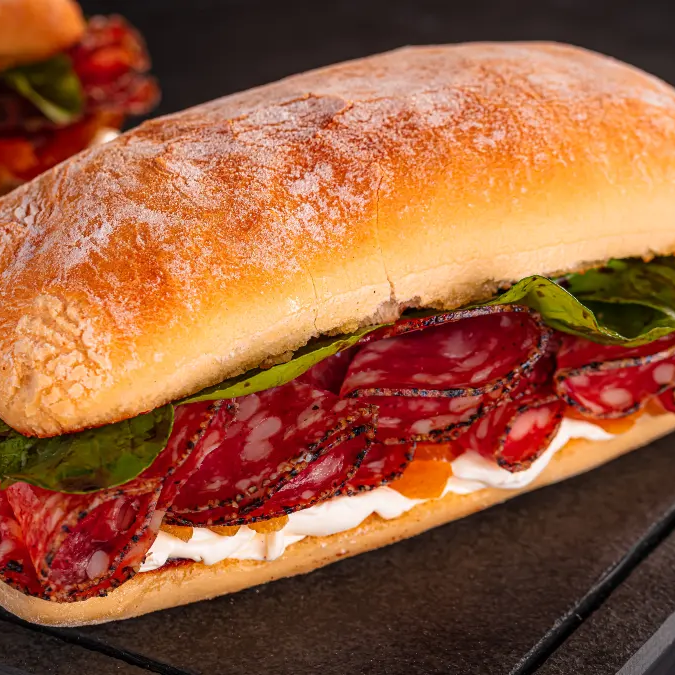 Pão, Catupiry, Bacon, Vinagrete, Milho Verde, Ervilha, Ketchup, Mostarda, Maionese, Salsicha, Purê, Batata Palha. Queijo