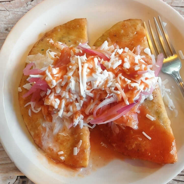 2 Empanadas Grandes De Pollo + Coca 600ml