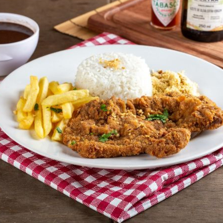 Bife de alcatra empanado com arroz, feijão, fritas e farofa.