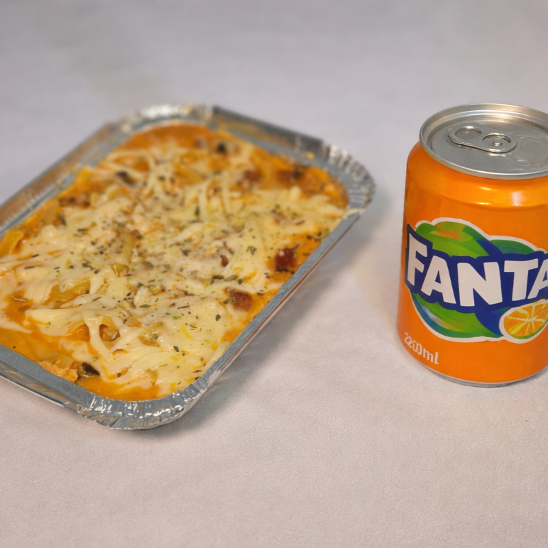 🍝 Macarrão ao vivo feito na hora, bem cremoso e caprichado. Inclui Macarrão Tradicional Júnior (457 g) com todos os ingredientes + refrigerante 220ml gelado + queijo grátis.