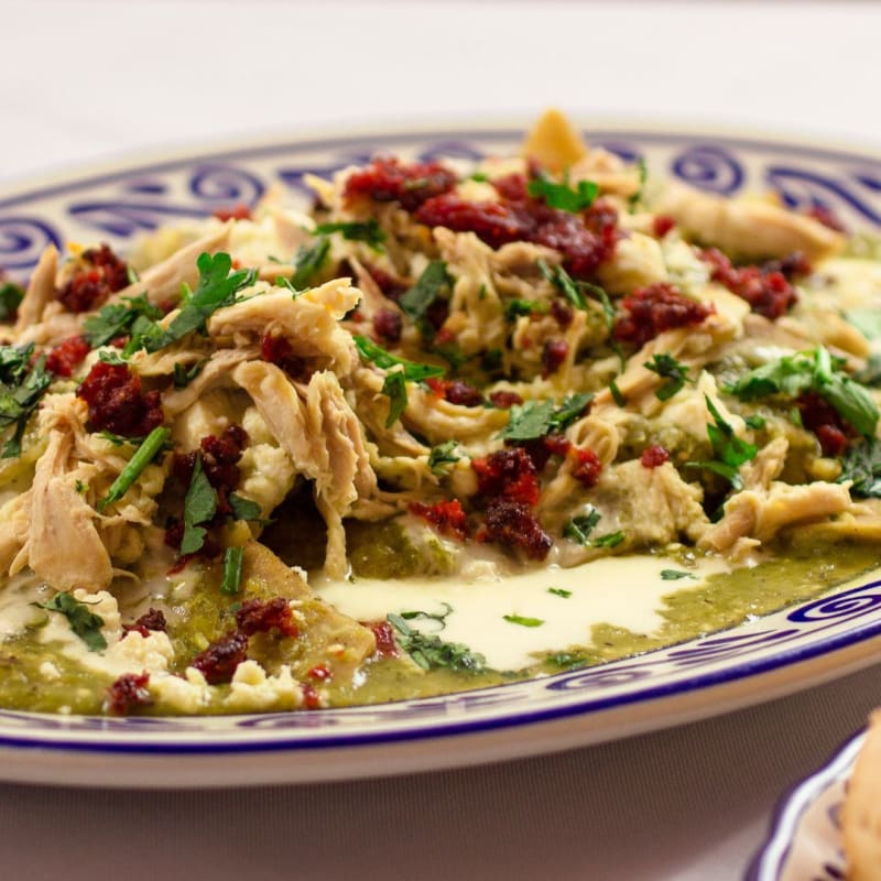 Chilaquiles con Huevo y Chorizo Dorado