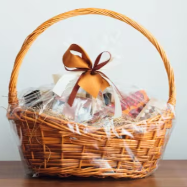 1 Caixa de Bombom, 10 Mini Croissants, 10 Mini Enroladinhos de Frios, 10 Mini Folheados, 10 Pães de Queijo, 10 Carolinas, 10 Samantas, 10 Mini Lua de Mel, 6 Petit Fours, 6 Mini Sonhos, 2 Pães Franceses, 2 Pães de Leite, 2 Bolos Ana Maria, 250g de Frios, 2 Saladas de Frutas, 1 Iogurte, 2 Toddynhos, 1l de Suco, 1 Mini Manteiga, 2 Polenguinhos, 1 Barrinha Cereal, 1 Sachê de Chá, 2 Sachês de Açúcar, 2 Sachês de Adoçante, 2 Conjuntos de Talheres, 1 Cartão e 1 Cesta de Vime Decorada.