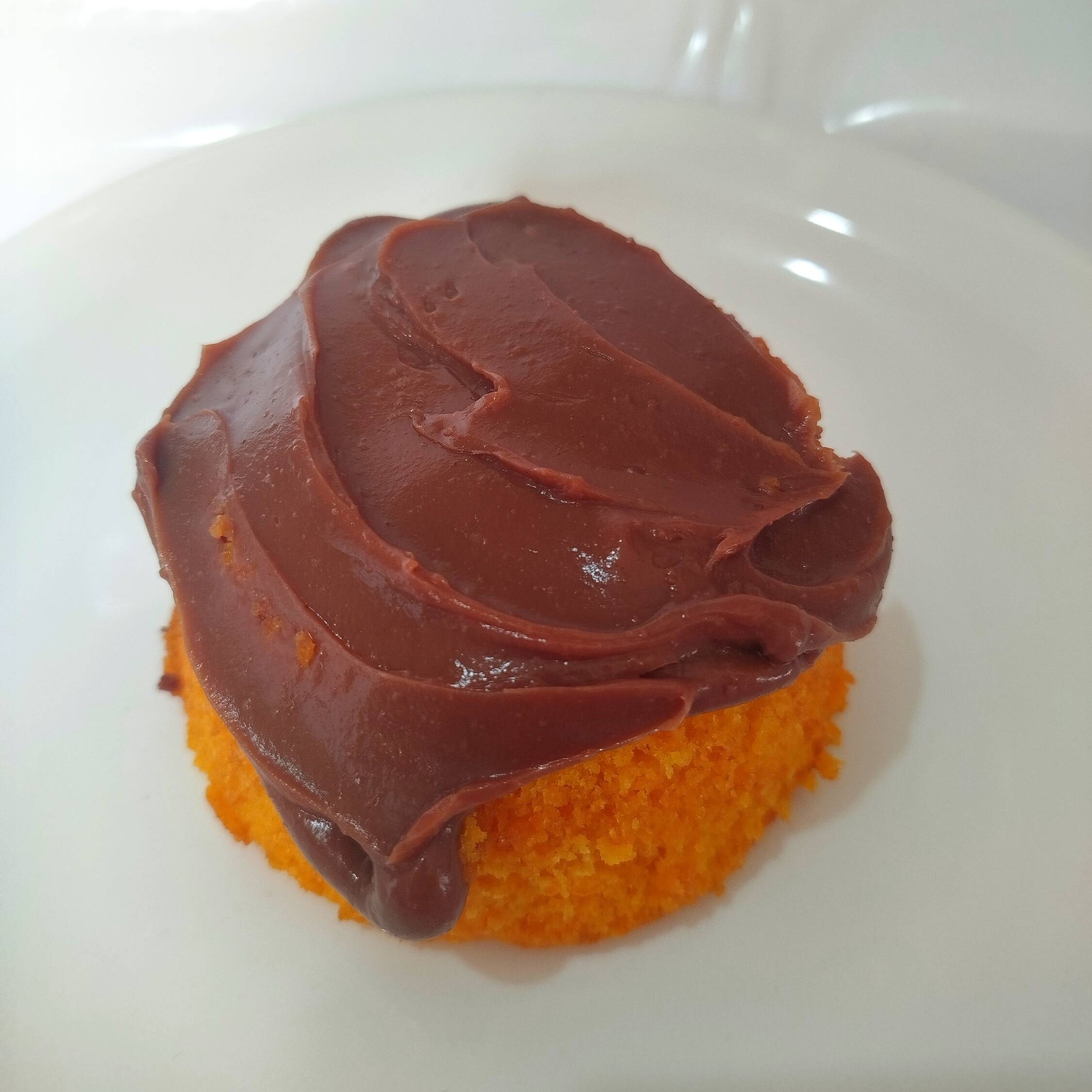 Nosso caseirinho clássico de cenoura com uma generosa cobertura de brigadeiro.
Aproximadamente 260 gramas.