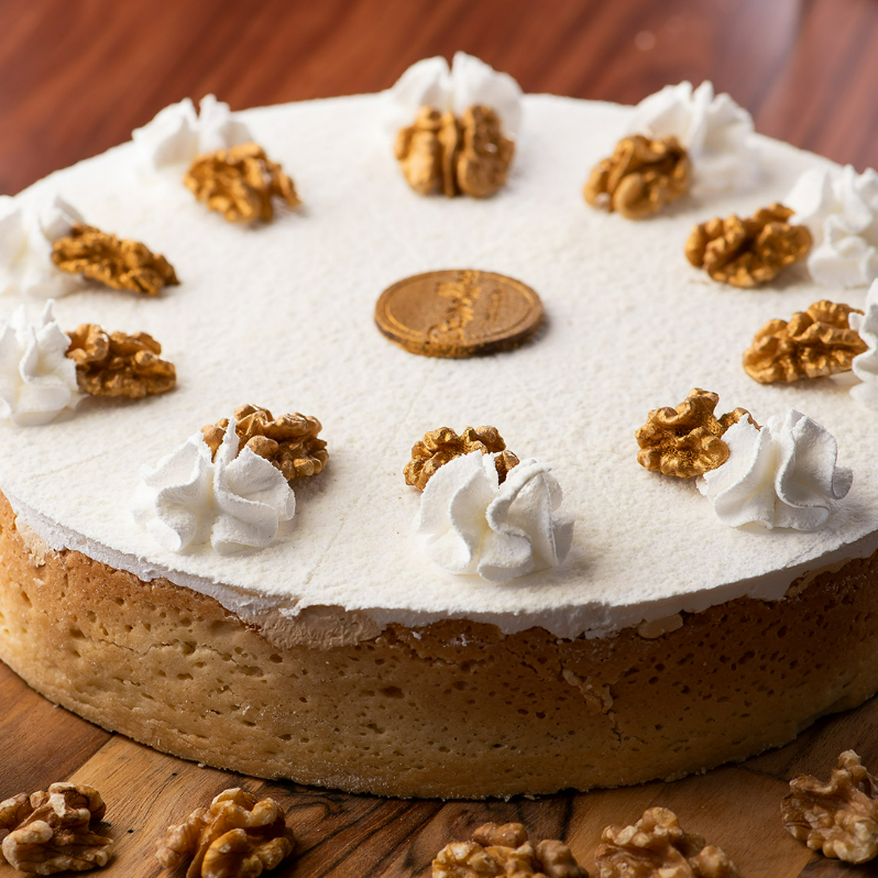 Massa caseira, mousse de doce de leite, crocante de nozes, chantininho e finalizada com nozes