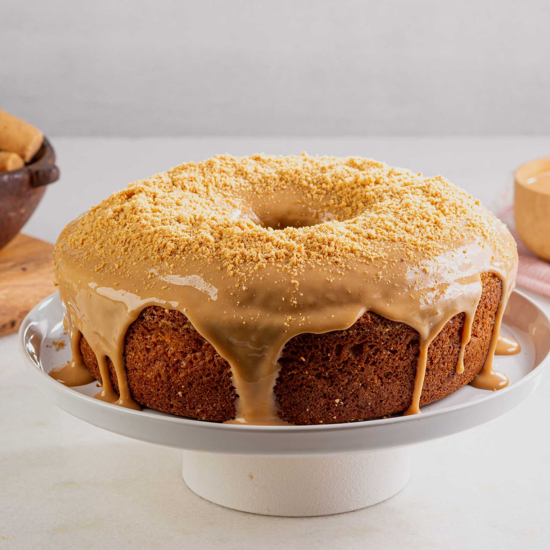 Delicioso Bolo de leite, com paçoca caseira. Opção de cobertura: doce de leite, polvilhado com paçoca caseira. Imagem meramente ilustrativa.

Bolo pequeno serve até 8 fatias
Bolo grande serve até 16 fatias