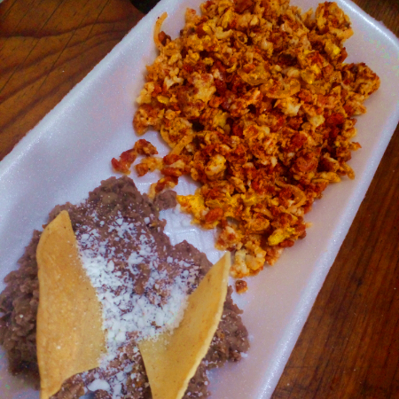 Huevos con Chorizo y Frijoles Refritos