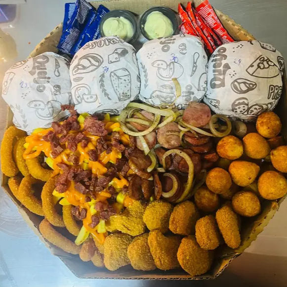4 Hambúrgueres + Porção de Batata Cheddar Bacon + Porção de Calabresa Acebolada + 8un de Cebola Empanada (Onion Rings ) + 8un de Coxinha crocante + 8un de Bolinha De Queijo + 8un de Nuggets. Escolha abaixo o seu burguer favorito. - Ganhe 1 Refrigerante 2 Litros.