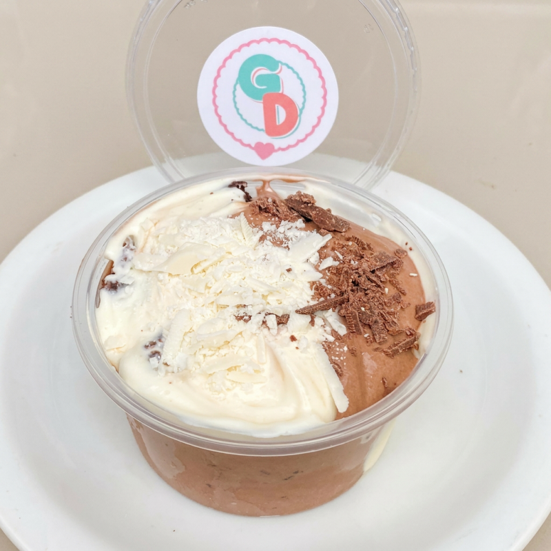 Pedaços de Brownie, cobertos por uma deliciosa combinação de creme de Chocolate Ao Leite e creme de Chocolate Branco.