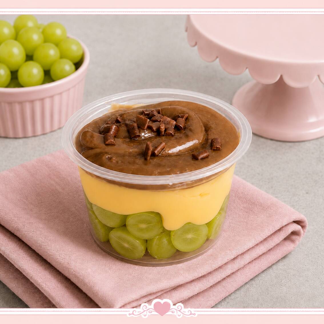 Uvas Verdes sem semente com brigadeiro branco e brigadeiro gourmet. Finalizado com um toque de chocolate branco. Aprox 120 g ( pote 145 ml
Perfeito para matar a vontade de comer um docinho!!!
P.S: Caso deseje uma sobremesa farta, recomendamos nossos Copos da Felicidade 200 g ou 260 g