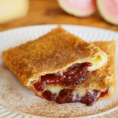 Pastel doce recheado com goiabada cascão e mussarela. Uma combinação clássica e irresistível.