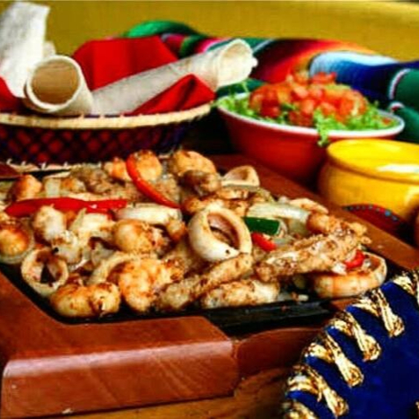 Grelhado de frutos do mar acompanha tortillas de trigo aquecidas, alface em tiras, tomate picado, queijo prato em tiras, sour cream e guacamole. Recheie nossas tortillas com o grelhado e nossos acompanhamento. Faça sua "farra"! Servem 2 pessoas.