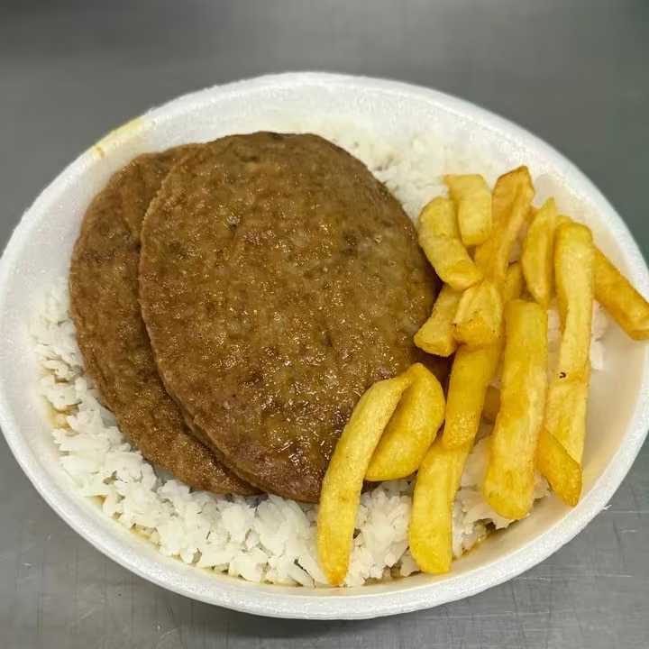 Arroz, feijão 2 unidades de hamburguer e batata frita