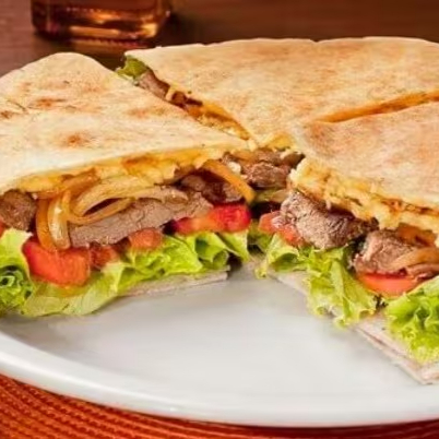 Carne assada "lagarto", queijo provolone, bacon, ovo, alface, tomate e orégano.