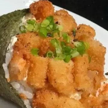 Cone de nori recheado com arroz, cream cheese e camarões empanados.