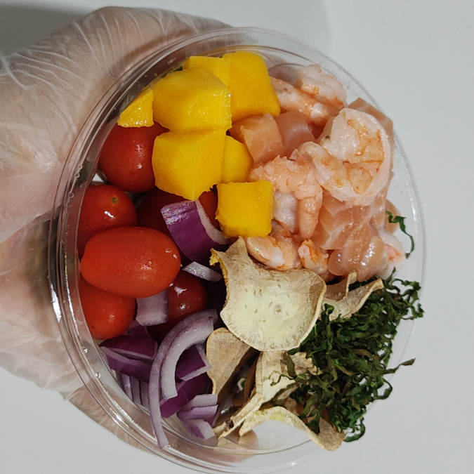 Arroz, Cream Cheese, Cebolinha, Salmão e Camarão Picados, Batata Doce Crispy, Couve Crispy, Manga, Tomate Cereja e Cebola Roxa