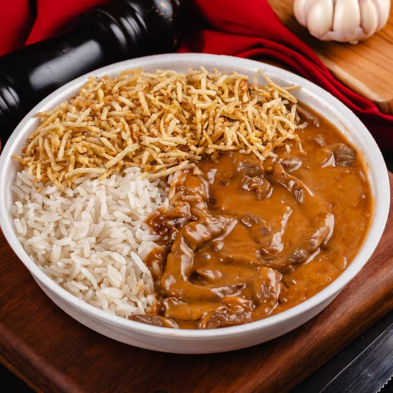 Arroz soltinho, strogonoff de carne e batata palha ou purê de batata cremoso. (Escolha na observação).