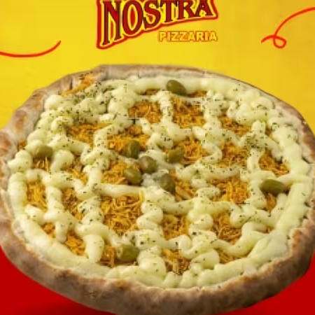 Preparada com massa artesanal crocante e nosso molho de tomate especial, esta pizza é generosamente coberta com peito de frango desfiado e uma camada cremosa de Catupiry. O toque de orégano adiciona um aroma irresistível, enquanto as azeitonas complementam o conjunto com seu sabor característico.