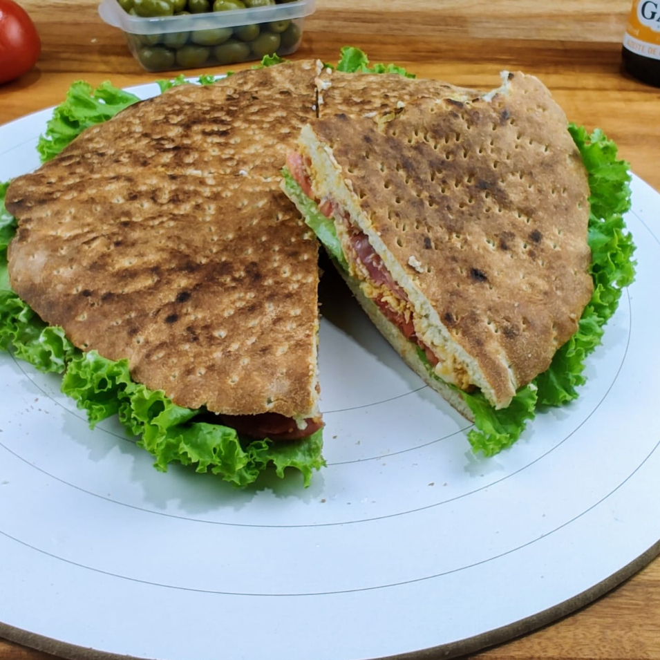 Presunto, queijo mussarela, ovo, alface, tomate, e maionese.