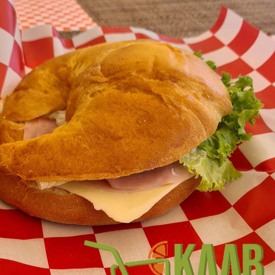 Cuernito de Jamón de Pavo con Queso Gouda