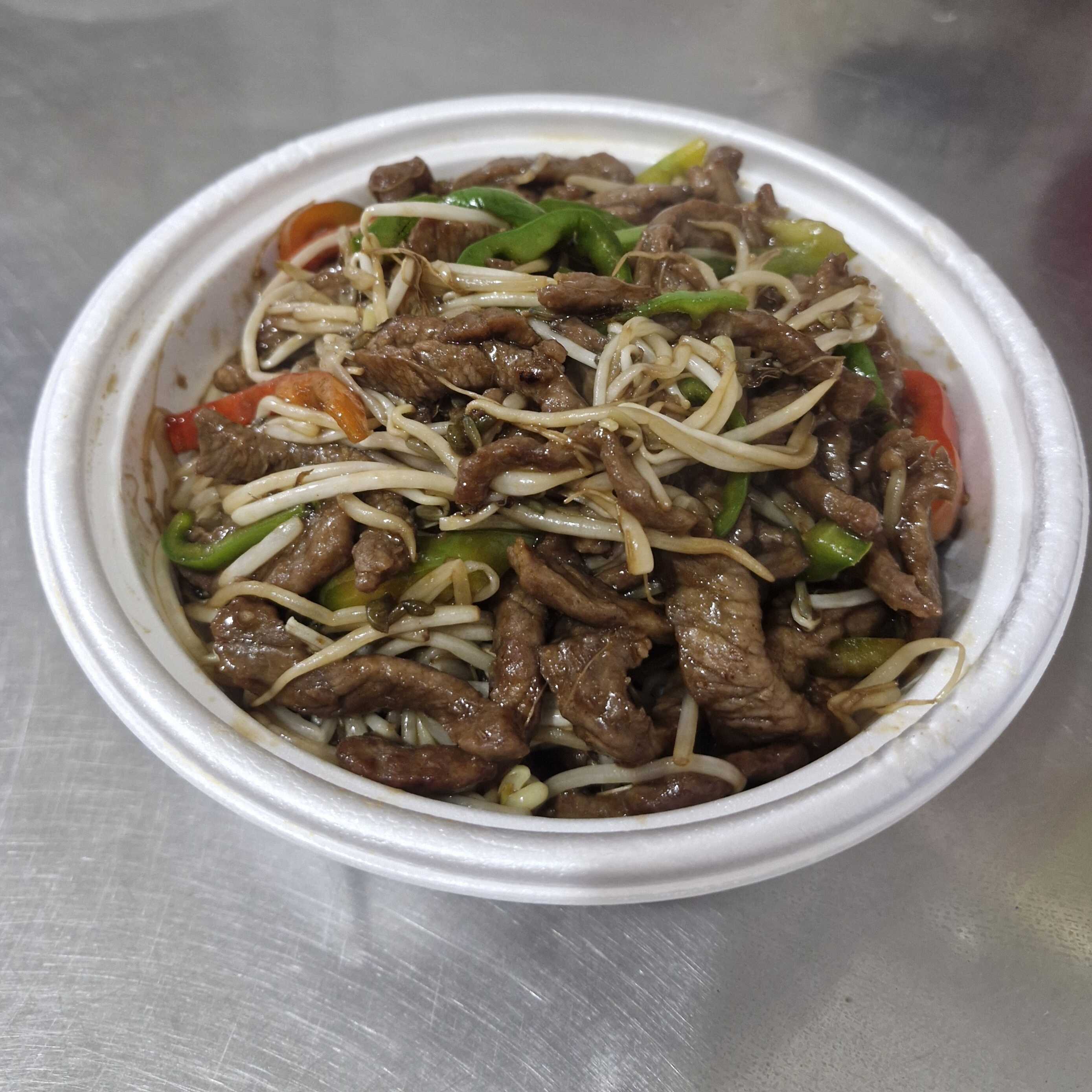 Carne em tiras com moyashi, pimentão verde e vermelho ao molho shoyu.