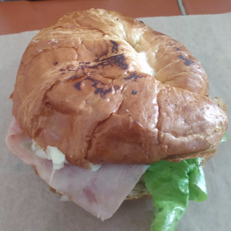 Cuernito de Jamón con Queso Oaxaca