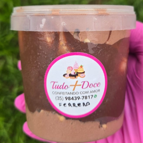 Sorvete artesanal feito com chocolate 50%, nutella e amendoim torrado. Uma combinação P E R F E I T A