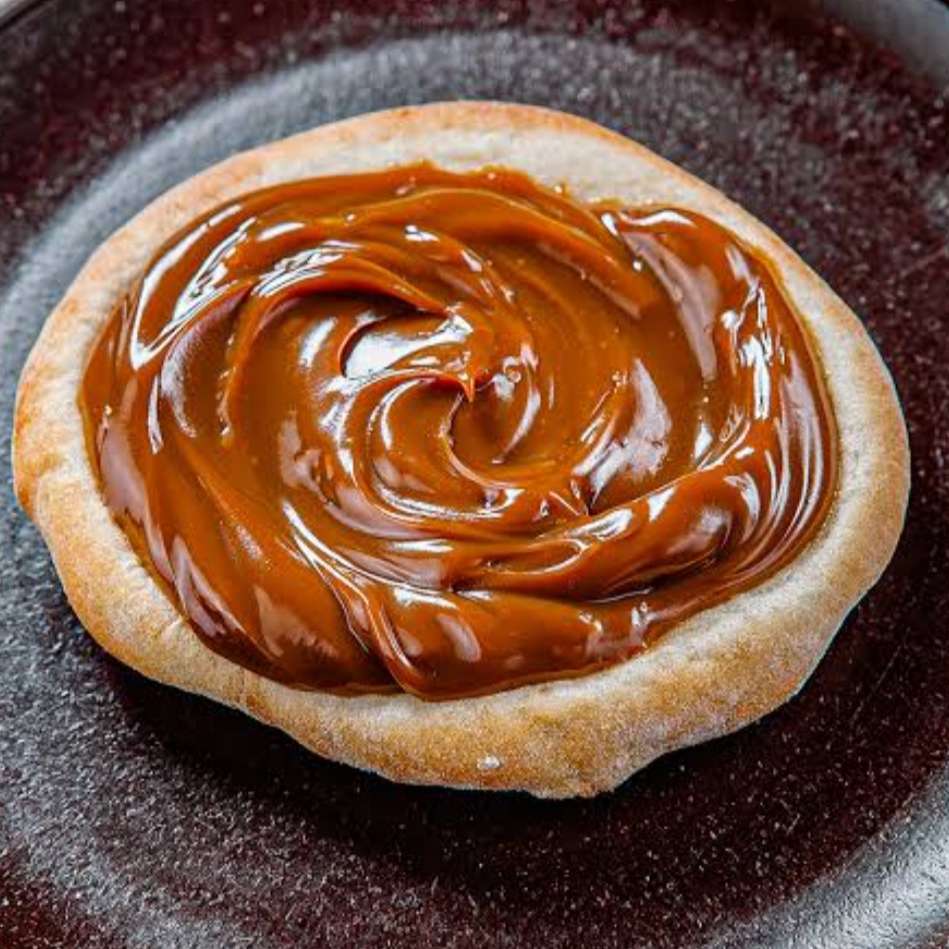 Deliciosa esfiha de doce de leite feita na hora com ingredientes selecionados