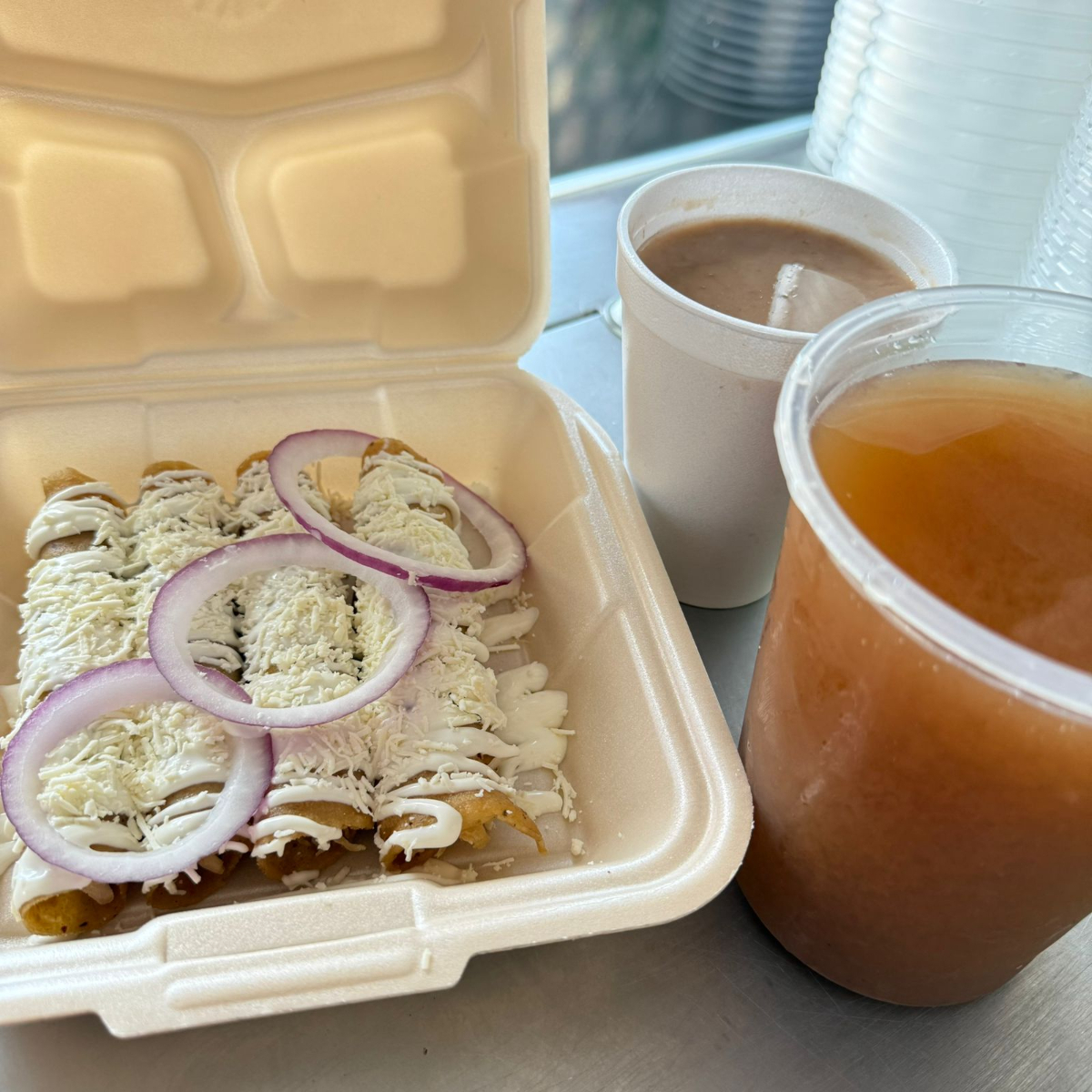 Enfrijoladas de Pollo + 1 Lt agua