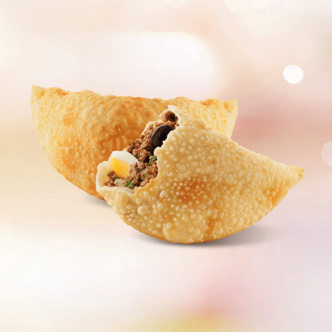 Massa crocante e recheio turbinado de carne com tempero especial, azeitona e o queridinho de muitos: ovo cozido.