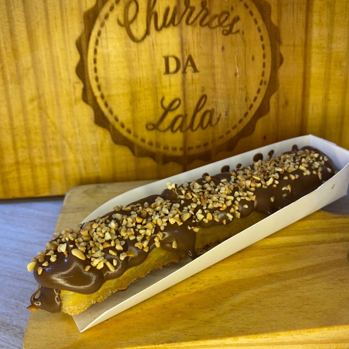 massa fresca, artesanal, feita todos os dias, bem fritinho e crocante, envolvido em açúcar e canela com um delicioso recheio cremoso de nutella original