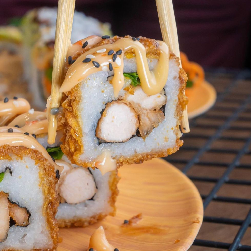 10 Piezas De Rollo Con Pollo TEMPURA + Té Frío