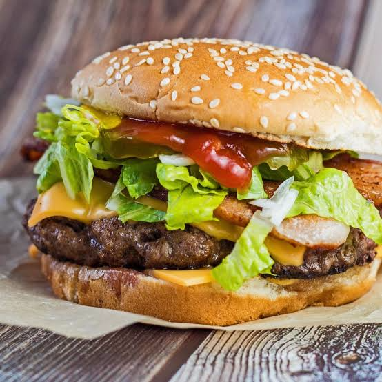 Hamburguesa de Res Acompañada de Papas Gajo