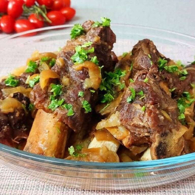 Deliciosa costela de panela, derretendo, suculenta, acompanha arroz, farofa e legumes.
ATENÇÂO: Prato com com costela de verdade, não esperem nada fit.