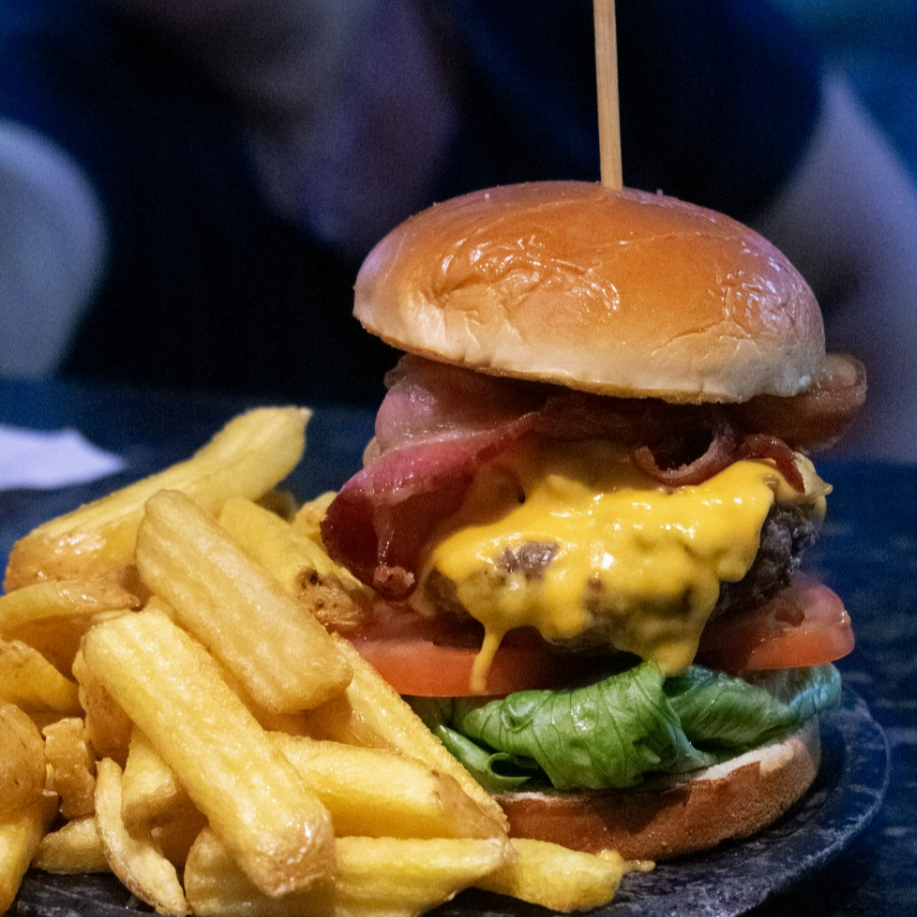 Pão brioche, hambúrguer (150g), bacon, queijo prato, alface americana. Acompanha fritas