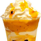 (Bebida refrescante com geleia artesanal de maracujá, leite, gelo e sorvete de baunilha Degusta)