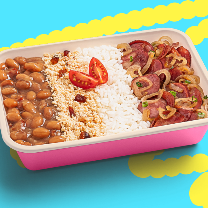 Calabresa fatiadinha e bem acebolada, com a poderosa farofa de bacon, um irresistível arroz, feijão delícia, tomate-cereja, salsinha, cebolinha e azeite temperado para você agradecer ao universo por ter tanto sabor.