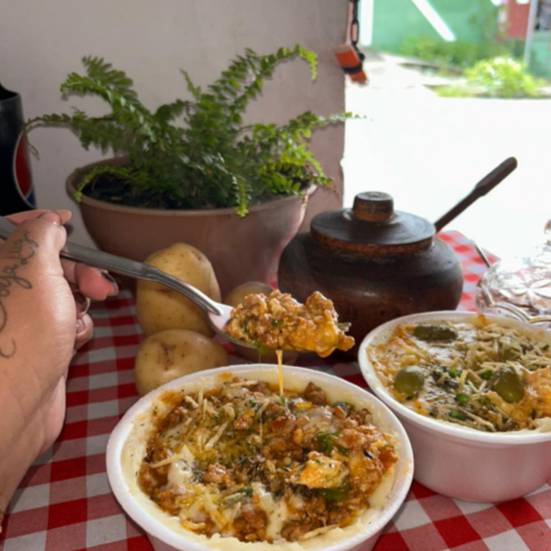 Sabooor : Nosso pure de batata, recheada com molho de carne moida, muito queijo e batata palha.