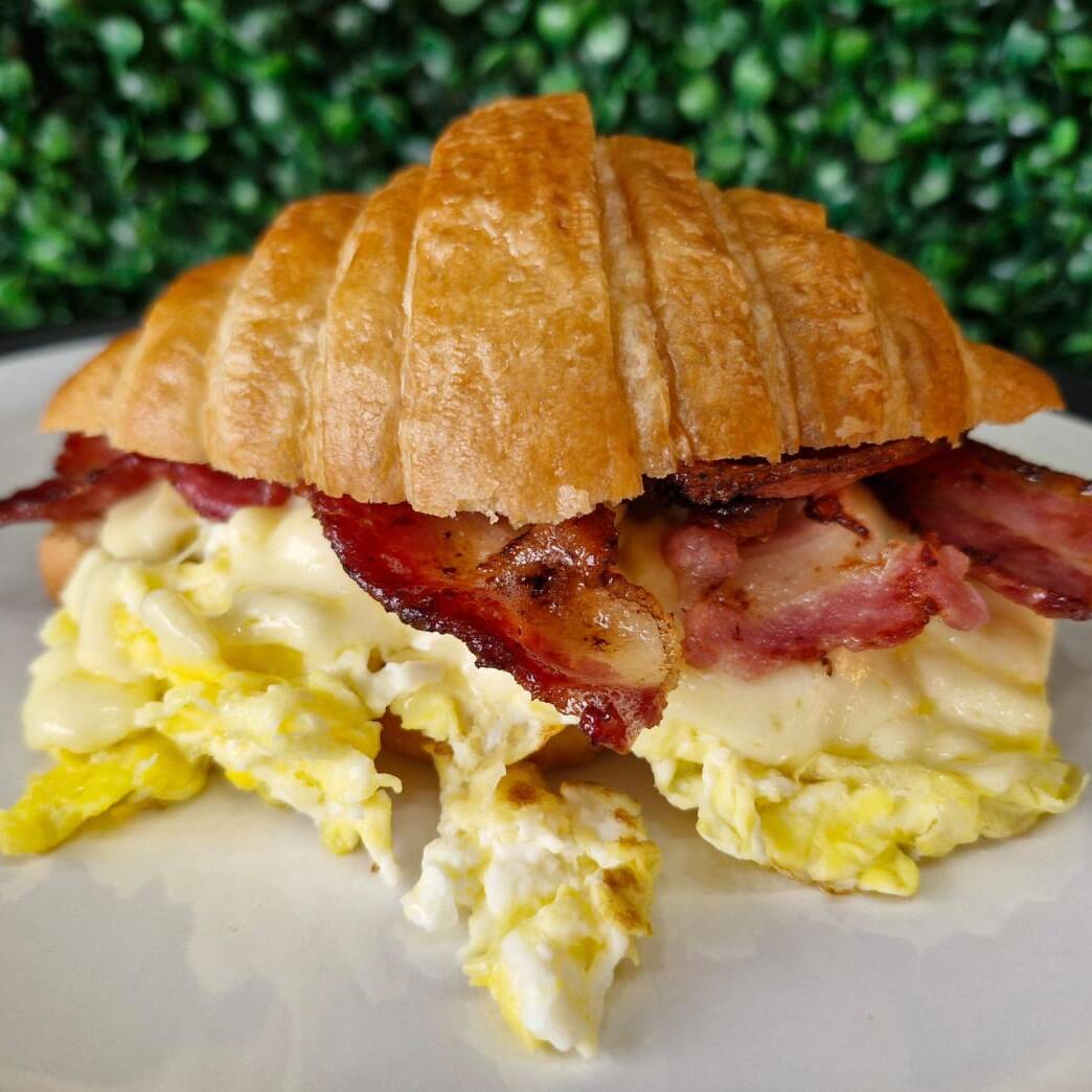 Croissant Artesanal com recheio de ovos mexidos com bacon e queijo mussarela.