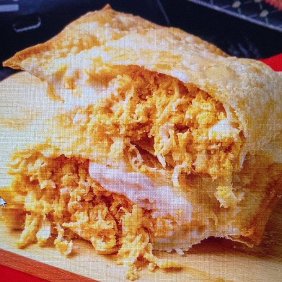 Pastel de Frango com Catupiry, recheado com frango desfiado e temperado com um toque caseiro, envolto em Catupiry cremoso e derretido.