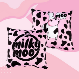 Apresentamos a 'Almofada Rosa da Moo', da nossa especial categoria 'Mimos da Milky Moo (Linha Presenteável)'. Trata-se de uma encantadora almofada de tonalidade rosa malhada, exibindo em uma de suas faces o icônico logo da nossa marca. Na outra face, dispõe de uma adorável representação da nossa querida mascote, a Vaquinha Moo. Medindo 32cm x 32cm, é um mimo perfeito para presentear quem você ama