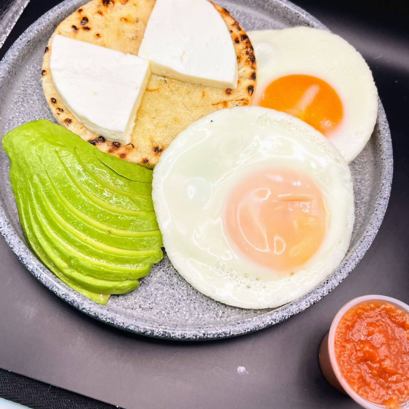 DESAYUNO COLOMBIANO AREPA Y HUEVO