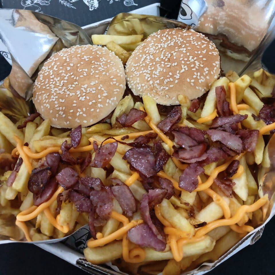 2 x tudo
pão carne ovo queijo cheddar bacon presunto e tomate + porção de batata com cheddar e bacon