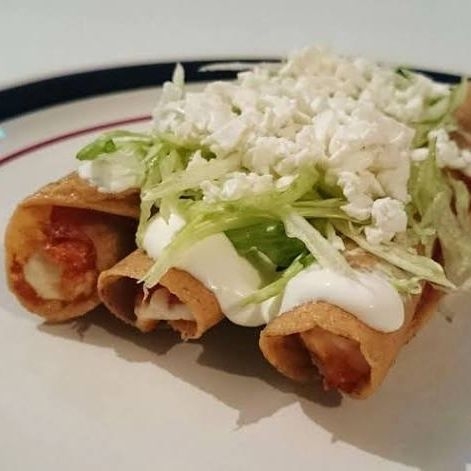 Tacos dorados de pollo
