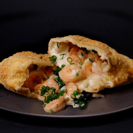Pastel mega recheado de camarão com queijo e um delicioso catupiry