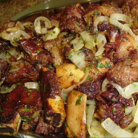 Delicioso Churrasco Misto com carne, frango e linguiça. Acompanha feijão, arroz e fritas.