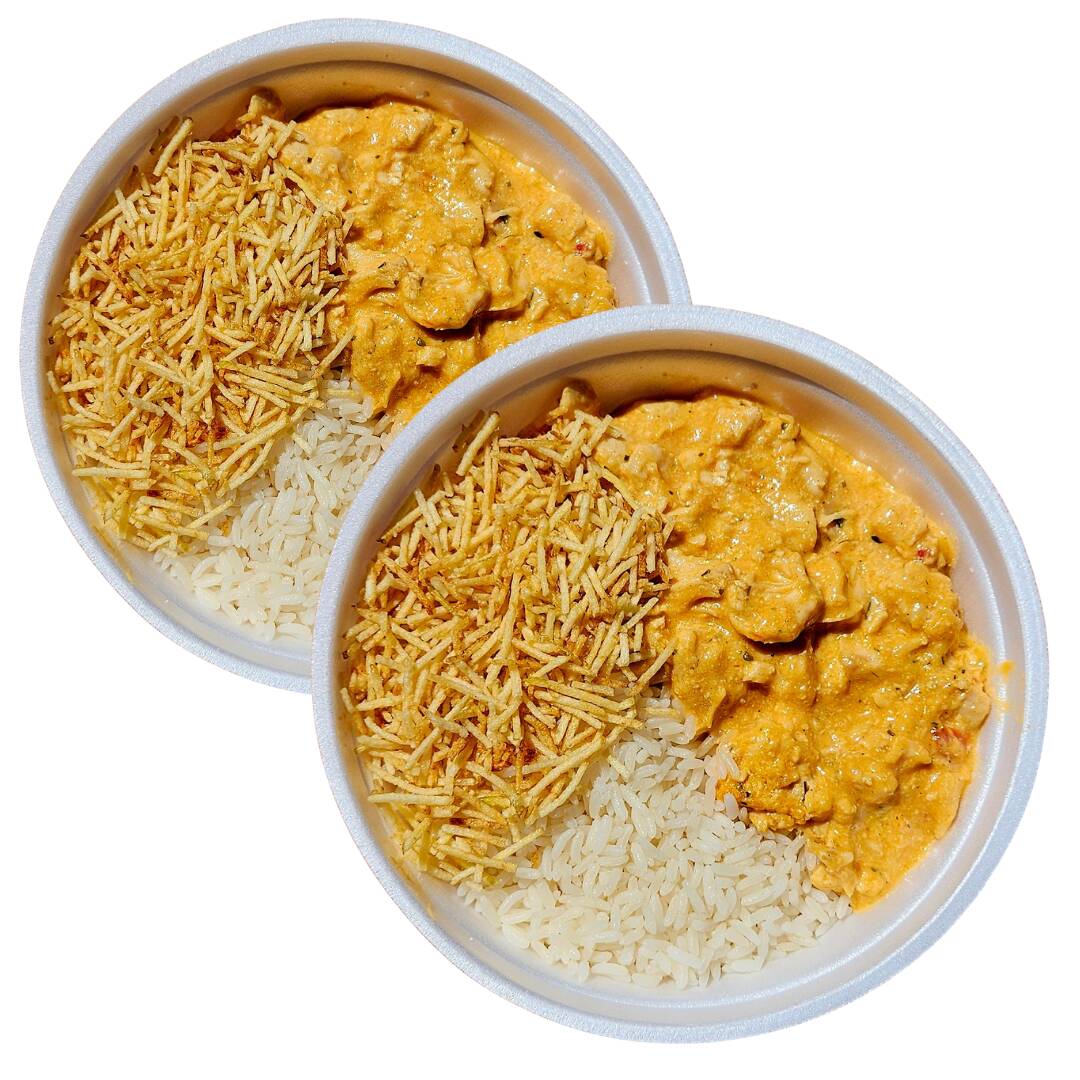 São dois Estrognoffe de frango com batata palha e arroz.