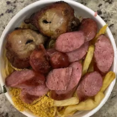 Acompanha Arroz, Tropeiro, Fritas e Salada.