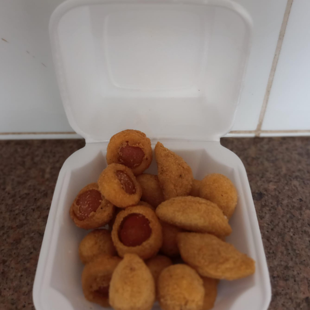 delicie-se com uma selecao de salgadinhos mistos ,incluindo frango ,queijo com presunto ,carne e salsicha .
